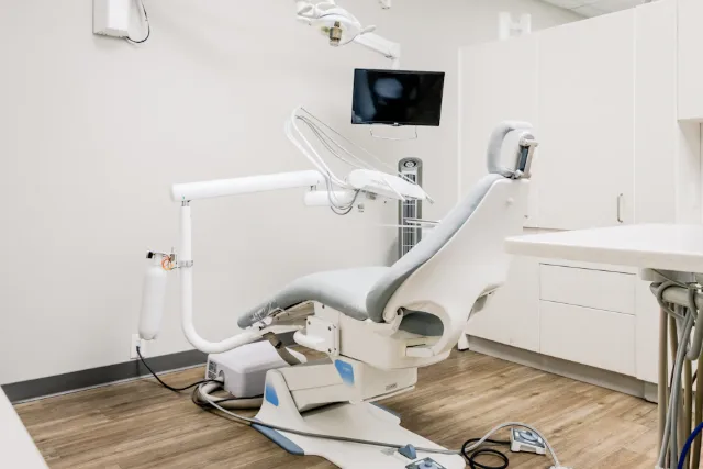 Gabinete luminoso de una clínica dental, con el sillón vacío